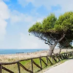 Bright Flat Just Steps From The Sea Апартаменти