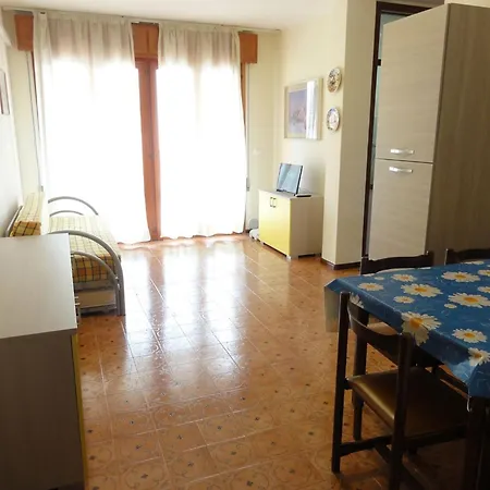 Bright Flat Just Steps From The Sea Апартаменти *