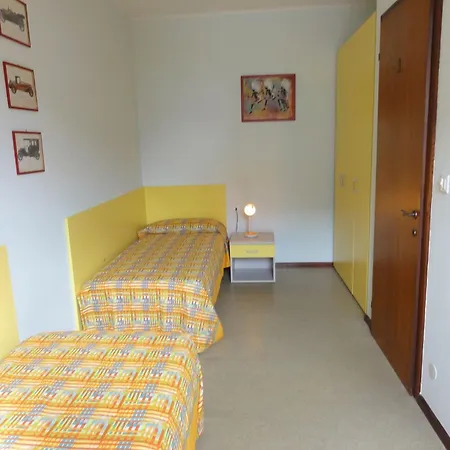 Апартаменти Bright Flat Just Steps From The Sea *