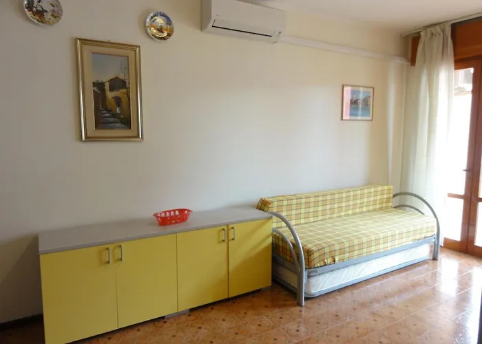 Birght Flat Just Steps From The Sea Бібіоне